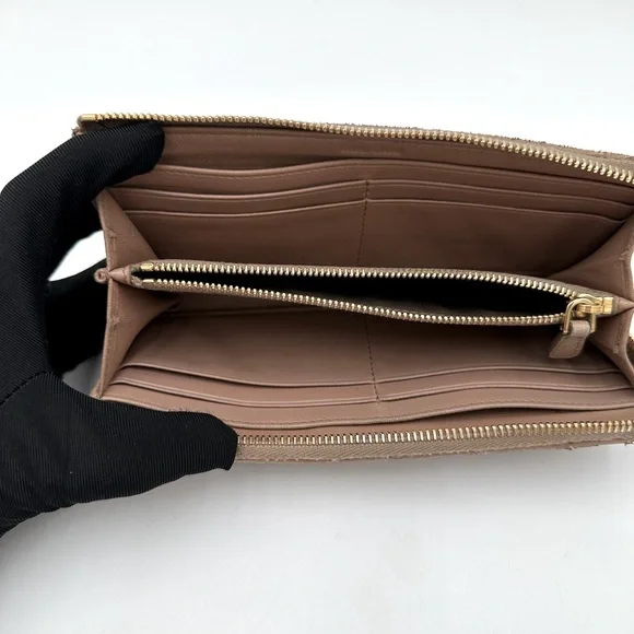 Miu Miu Portafoglio Lampo Matelasse Zip Wallet in Cammeo Beige.